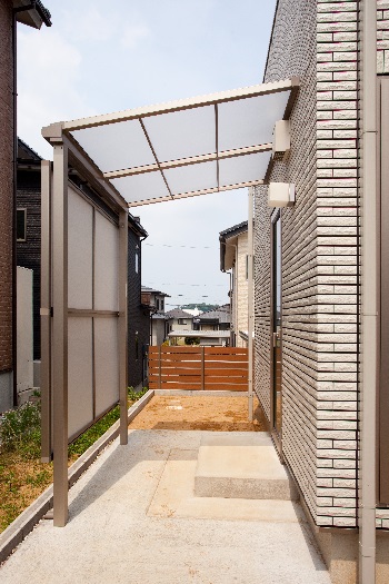 福井市 カーポート テラス おしゃれな外構 目隠し ｂウッドフェンス 外構 エクステリアのことならリバーフォレストへ ガーデニング 外構工事 お庭をお考えの方
